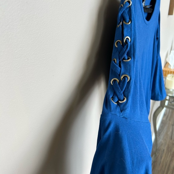 Gorgeous royal blue top with bell sleeves and  beautiful accents on arms size XL - Picture 3 of 3